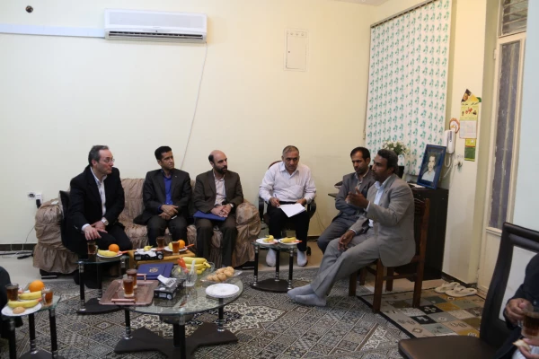 مادر دانشجو معلم شهید هرمزگانی در دیدار دکتر مهر محمدی سرپرست دانشگاه فرهنگیان و معاون فرهنگی و همراهان