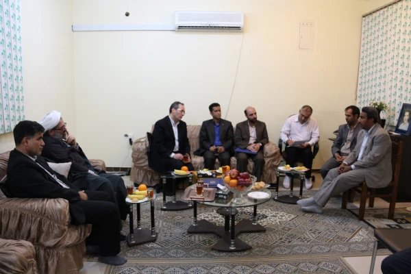 مادر دانشجو معلم شهید هرمزگانی در دیدار دکتر مهر محمدی سرپرست دانشگاه فرهنگیان و معاون فرهنگی و همراهان