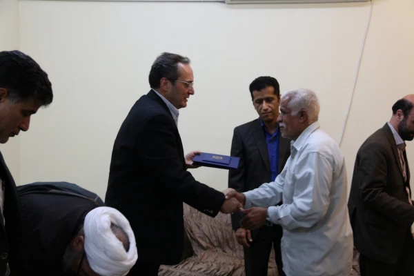 مادر دانشجو معلم شهید هرمزگانی در دیدار دکتر مهر محمدی سرپرست دانشگاه فرهنگیان و معاون فرهنگی و همراهان