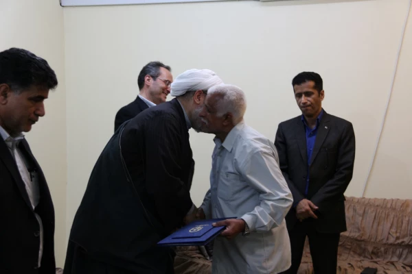 مادر دانشجو معلم شهید هرمزگانی در دیدار دکتر مهر محمدی سرپرست دانشگاه فرهنگیان و معاون فرهنگی و همراهان