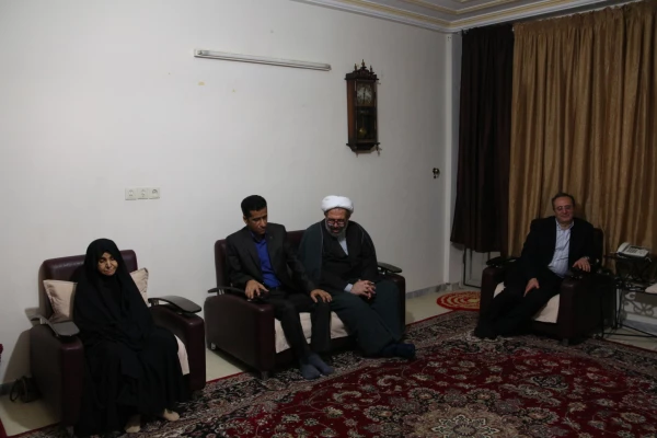 مادر دانشجو معلم شهید هرمزگانی در دیدار دکتر مهر محمدی سرپرست دانشگاه فرهنگیان و معاون فرهنگی و همراهان