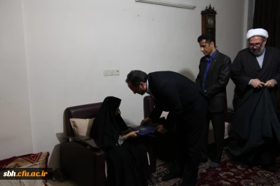 مادر دانشجو معلم شهید هرمزگانی در دیدار دکتر مهر محمدی سرپرست دانشگاه فرهنگیان و معاون فرهنگی و همراهان .

فرزندم در رشته دندانپزشکی و تربیت معلم هم زمان قبول شد اما تربیت معلم را به خاطر علاقه انتخاب کرد .