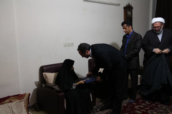 مادر دانشجو معلم شهید هرمزگانی در دیدار دکتر مهر محمدی سرپرست دانشگاه فرهنگیان و معاون فرهنگی و همراهان