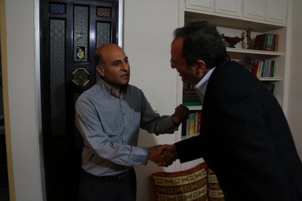 مادر دانشجو معلم شهید هرمزگانی در دیدار دکتر مهر محمدی سرپرست دانشگاه فرهنگیان و معاون فرهنگی و همراهان