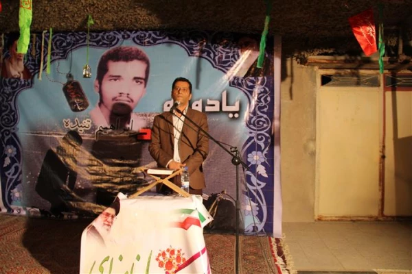 باهمکاری مدیریت استانی دانشگاه فرهنگیان هرمزگان و با حضور امام جمعه موقت بندرعباس ، رئیس ستاد اقامه نماز استان و مشاور استاندار هرمزگان در امور ایثارگران 

برگزاری یادواره دانشجو معلم شهید ابراهیم تنیده از شهدای غواص عملیات کربلای 4 در زادگاهش 9