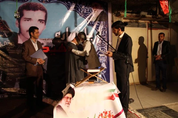 باهمکاری مدیریت استانی دانشگاه فرهنگیان هرمزگان و با حضور امام جمعه موقت بندرعباس ، رئیس ستاد اقامه نماز استان و مشاور استاندار هرمزگان در امور ایثارگران 

برگزاری یادواره دانشجو معلم شهید ابراهیم تنیده از شهدای غواص عملیات کربلای 4 در زادگاهش 10