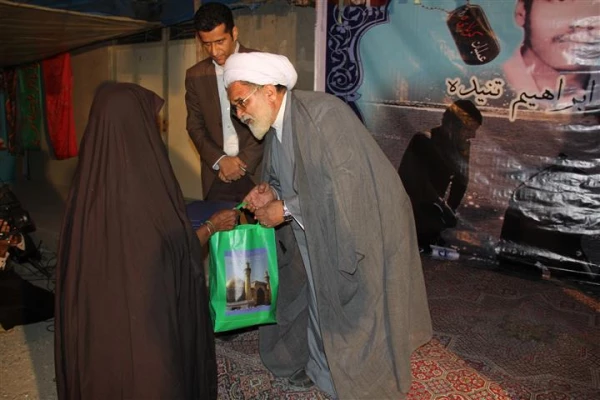 باهمکاری مدیریت استانی دانشگاه فرهنگیان هرمزگان و با حضور امام جمعه موقت بندرعباس ، رئیس ستاد اقامه نماز استان و مشاور استاندار هرمزگان در امور ایثارگران 

برگزاری یادواره دانشجو معلم شهید ابراهیم تنیده از شهدای غواص عملیات کربلای 4 در زادگاهش 13