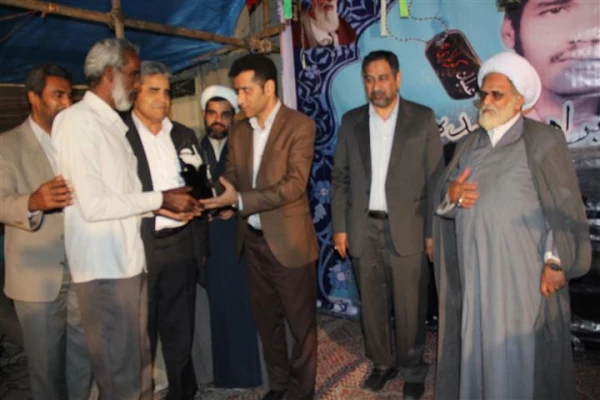 باهمکاری مدیریت استانی دانشگاه فرهنگیان هرمزگان و با حضور امام جمعه موقت بندرعباس ، رئیس ستاد اقامه نماز استان و مشاور استاندار هرمزگان در امور ایثارگران 

برگزاری یادواره دانشجو معلم شهید ابراهیم تنیده از شهدای غواص عملیات کربلای 4 در زادگاهش 14