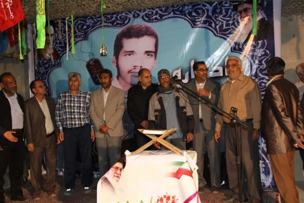 باهمکاری مدیریت استانی دانشگاه فرهنگیان هرمزگان و با حضور امام جمعه موقت بندرعباس ، رئیس ستاد اقامه نماز استان و مشاور استاندار هرمزگان در امور ایثارگران 

برگزاری یادواره دانشجو معلم شهید ابراهیم تنیده از شهدای غواص عملیات کربلای 4 در زادگاهش 15