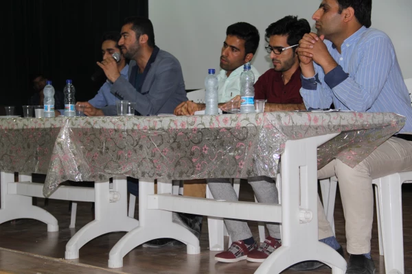 با حضور دکتر رئوفی استاد جامعه شناسی دانشگاه هرمزگان برگزار شد .

اولین کرسی آزاد اندیشی در نیمسال دوم سال تحصیلی جاری در خصوص انتخابات مجلس شورای اسلامی 
 2