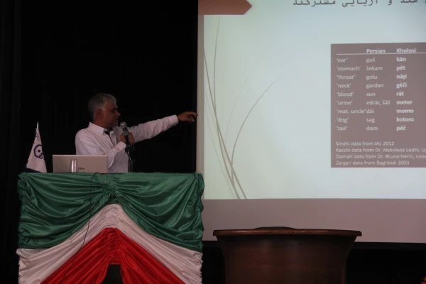 به مناسبت روز جهانی زبان مادری دوم اسفند ماه 

کارگاه علمی معرفی اجمالی گویشهای بومی و محلی استان در پردیس شهید بهشتی هرمزگان برگزار گردید. 3