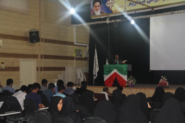 با سخنرانی مدیر کل فرهنگ و ارشاد اسلامی هرمزگان برگزار شد 

مراسم گرامیداشت روز فن آوری هسته ای 7