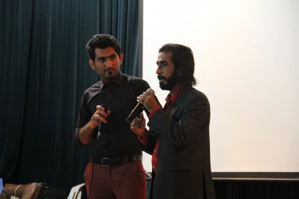 با حضور سرپرستان پردیس های استان و دو هنرمند مطرح استان برگزار شد 

دومین شب فرهنگی پردیس های دانشگاه فرهنگیان با تقدیر از همیاران دانشگاه در شهرداری منطقه یک بندرعباس ، برگزیدگان استانی جشنواره قرآن و عترت و مسابقات ورزشی 9