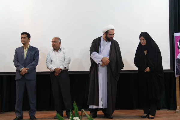 با حضور سرپرستان پردیس های استان و دو هنرمند مطرح استان برگزار شد 

دومین شب فرهنگی پردیس های دانشگاه فرهنگیان با تقدیر از همیاران دانشگاه در شهرداری منطقه یک بندرعباس ، برگزیدگان استانی جشنواره قرآن و عترت و مسابقات ورزشی 17