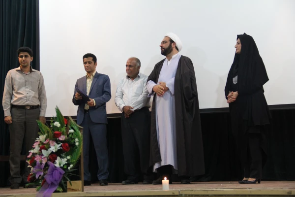 با حضور سرپرستان پردیس های استان و دو هنرمند مطرح استان برگزار شد 

دومین شب فرهنگی پردیس های دانشگاه فرهنگیان با تقدیر از همیاران دانشگاه در شهرداری منطقه یک بندرعباس ، برگزیدگان استانی جشنواره قرآن و عترت و مسابقات ورزشی 18