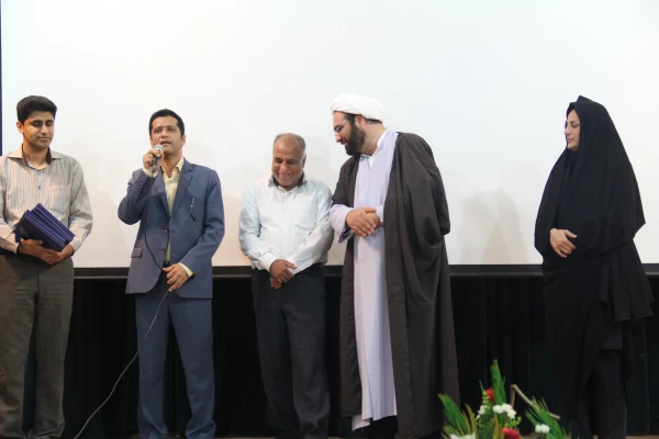 با حضور سرپرستان پردیس های استان و دو هنرمند مطرح استان برگزار شد 

دومین شب فرهنگی پردیس های دانشگاه فرهنگیان با تقدیر از همیاران دانشگاه در شهرداری منطقه یک بندرعباس ، برگزیدگان استانی جشنواره قرآن و عترت و مسابقات ورزشی 20