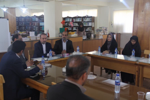 نشست صمیمی مدیر کل منابع انسانی و معاون اداره کل مالی و معاون اداره کل خدمات پیشتیبان دانشگاه فرهنگیان با کارکنان پردیس های استان هرمزگان 13