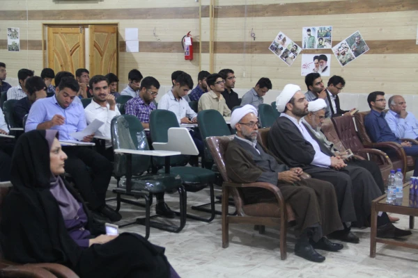 با حضور حجج اسلام دکتر عبادی زاده مسئول نهاد نمایندگی مقام معظم رهبری در دانشگاه هرمزگان و استاد ذاکری عضو هیئت علمی دانشگاه هرمزگان برگزار شد

برگزاری دومین کرسی آزاد اندیشی با موضوع اخلاق سیاسی بایدها و نبایدها 2