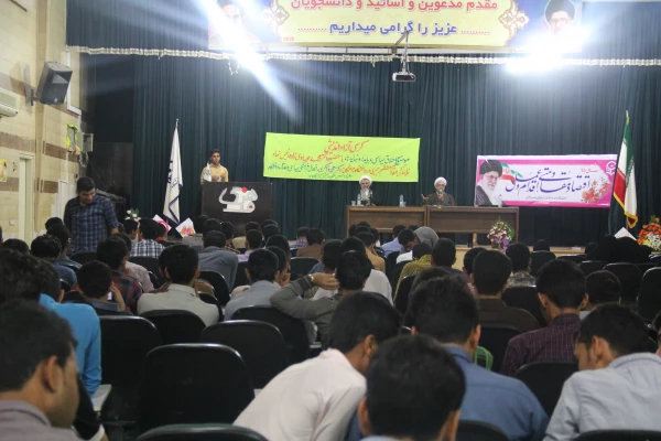 با حضور حجج اسلام دکتر عبادی زاده مسئول نهاد نمایندگی مقام معظم رهبری در دانشگاه هرمزگان و استاد ذاکری عضو هیئت علمی دانشگاه هرمزگان برگزار شد

برگزاری دومین کرسی آزاد اندیشی با موضوع اخلاق سیاسی بایدها و نبایدها 7