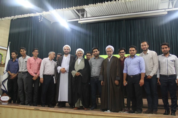 با حضور حجج اسلام دکتر عبادی زاده مسئول نهاد نمایندگی مقام معظم رهبری در دانشگاه هرمزگان و استاد ذاکری عضو هیئت علمی دانشگاه هرمزگان برگزار شد

برگزاری دومین کرسی آزاد اندیشی با موضوع اخلاق سیاسی بایدها و نبایدها 9