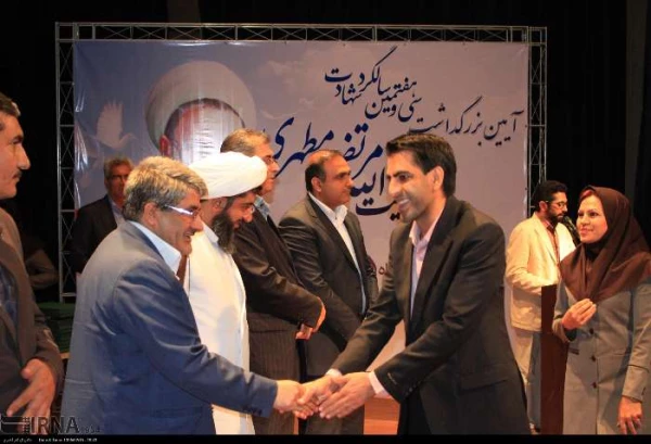 تقدیر از اساتید نمونه پردیس های استان هرمزگان به همراه اساتید نمونه سایر دانشگاهها در آیین استانی بزرگداشت استاد شهید مطهری  11