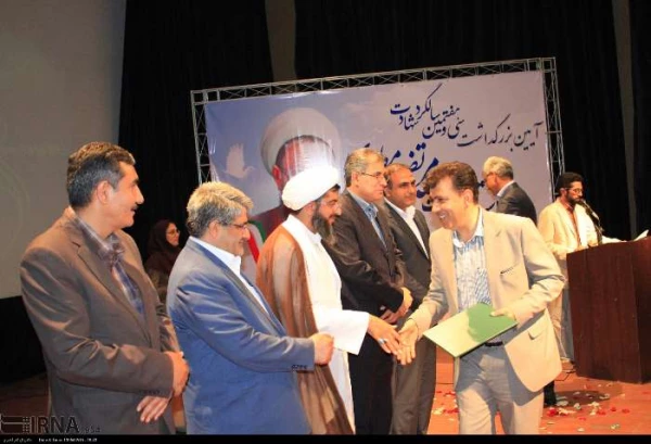 تقدیر از اساتید نمونه پردیس های استان هرمزگان به همراه اساتید نمونه سایر دانشگاهها در آیین استانی بزرگداشت استاد شهید مطهری  12