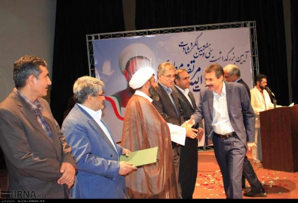 تقدیر از اساتید نمونه پردیس های استان هرمزگان به همراه اساتید نمونه سایر دانشگاهها در آیین استانی بزرگداشت استاد شهید مطهری  13