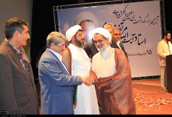 تقدیر از اساتید نمونه پردیس های استان هرمزگان به همراه اساتید نمونه سایر دانشگاهها در آیین استانی بزرگداشت استاد شهید مطهری  14