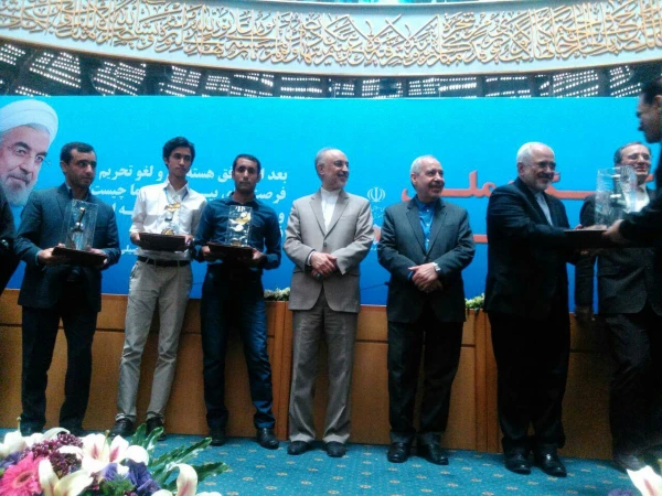 شرکت فعال چهار دانشجوی برگزیده دانشگاه فرهنگیان هرمزگان در مراسم کشوری شانزدهمین کنگره ملی پرسش مهر ریاست محترم جمهوربا حضوردکتر ظریف وزیر محترم امور خارجه در سالن اجلاس سران تهران  3