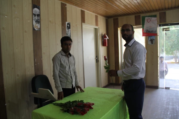 دکتر حقیری زاده: مشاورعالی استاندار هرمزگان

ما معلمان باید چگونه زیستن را به دانش آموزان بیاموزیم و نسل خود را از لحاظ فرهنگی واکسینه کنیم. 3