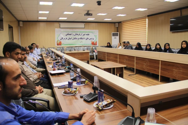 مدیر کل مشاوره دانشگاه فرهنگیان :

در یک سال گذشته میزان مراکز مشاوره پردیس های دانشگاه فرهنگیان از 4 مرکز به 60 مرکز افزایش یافته است . 4