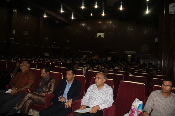 در جلسه اکران فیلم های جشنواره بین المللی رشد در دانشگاه فرهنگیان هرمزگان هم زمان با تهران انجام شد .

تحلیل و نقد فیلم و جواب به سوالات دانشجو معلمان توسط دکتر هاشمی 4