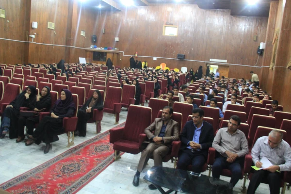 در جلسه اکران فیلم های جشنواره بین المللی رشد در دانشگاه فرهنگیان هرمزگان هم زمان با تهران انجام شد .

تحلیل و نقد فیلم و جواب به سوالات دانشجو معلمان توسط دکتر هاشمی 5