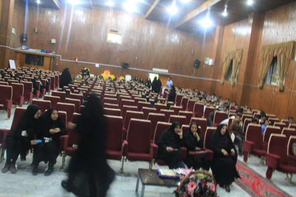 در جلسه اکران فیلم های جشنواره بین المللی رشد در دانشگاه فرهنگیان هرمزگان هم زمان با تهران انجام شد .

تحلیل و نقد فیلم و جواب به سوالات دانشجو معلمان توسط دکتر هاشمی 6