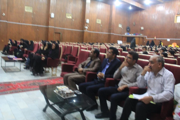 در جلسه اکران فیلم های جشنواره بین المللی رشد در دانشگاه فرهنگیان هرمزگان هم زمان با تهران انجام شد .

تحلیل و نقد فیلم و جواب به سوالات دانشجو معلمان توسط دکتر هاشمی 7