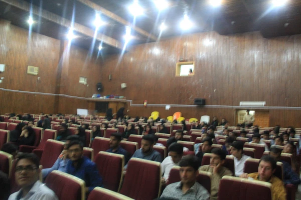 در جلسه اکران فیلم های جشنواره بین المللی رشد در دانشگاه فرهنگیان هرمزگان هم زمان با تهران انجام شد .

تحلیل و نقد فیلم و جواب به سوالات دانشجو معلمان توسط دکتر هاشمی 8