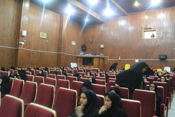 در جلسه اکران فیلم های جشنواره بین المللی رشد در دانشگاه فرهنگیان هرمزگان هم زمان با تهران انجام شد .

تحلیل و نقد فیلم و جواب به سوالات دانشجو معلمان توسط دکتر هاشمی 9