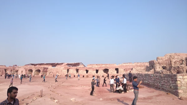 در روز ملی مبارزه با استکبار جهانی 

شرکت 60 دانشجو معلم در اردوی راهیان نور دریایی 17