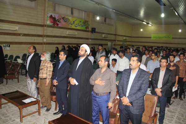 استاد قویدل بازیگر سینما ، پیشکسوت آموزش و پرورش و مدرس دانشگاه و منتقد فیلم در تحلیل فیلم قلک های شکسته بیان داشت :

کارگردان با استفاده از نابازیگران و بدون هیچ اغراقی توانسته بود در قالب بسیار ساده پیام را منتقل نماید . 3