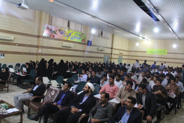 استاد قویدل بازیگر سینما ، پیشکسوت آموزش و پرورش و مدرس دانشگاه و منتقد فیلم در تحلیل فیلم قلک های شکسته بیان داشت :

کارگردان با استفاده از نابازیگران و بدون هیچ اغراقی توانسته بود در قالب بسیار ساده پیام را منتقل نماید . 5