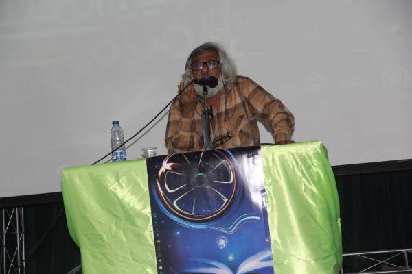 استاد قویدل بازیگر سینما ، پیشکسوت آموزش و پرورش و مدرس دانشگاه و منتقد فیلم در تحلیل فیلم قلک های شکسته بیان داشت :

کارگردان با استفاده از نابازیگران و بدون هیچ اغراقی توانسته بود در قالب بسیار ساده پیام را منتقل نماید . 6