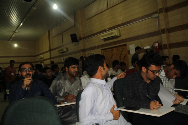 استاد قویدل بازیگر سینما ، پیشکسوت آموزش و پرورش و مدرس دانشگاه و منتقد فیلم در تحلیل فیلم قلک های شکسته بیان داشت :

کارگردان با استفاده از نابازیگران و بدون هیچ اغراقی توانسته بود در قالب بسیار ساده پیام را منتقل نماید . 7