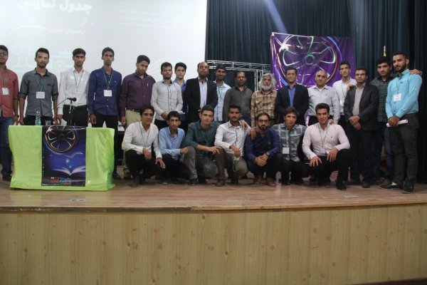 استاد قویدل بازیگر سینما ، پیشکسوت آموزش و پرورش و مدرس دانشگاه و منتقد فیلم در تحلیل فیلم قلک های شکسته بیان داشت :

کارگردان با استفاده از نابازیگران و بدون هیچ اغراقی توانسته بود در قالب بسیار ساده پیام را منتقل نماید . 8