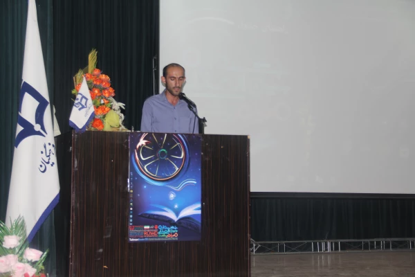 در چهارمین روز اکران فیلم های جشنواره بین المللی رشد در دانشگاه فرهنگیان هرمزگان عزیز قاسمی کارگردان سنما گفت :

هر کارگردان با ذهن خلاق خودش واقعیت را نشان می دهد و هیچ وقت نمی توان در مستند سازی عین واقعیت را نشان داد .
 2