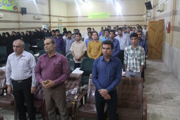 در چهارمین روز اکران فیلم های جشنواره بین المللی رشد در دانشگاه فرهنگیان هرمزگان عزیز قاسمی کارگردان سنما گفت :

هر کارگردان با ذهن خلاق خودش واقعیت را نشان می دهد و هیچ وقت نمی توان در مستند سازی عین واقعیت را نشان داد .
 3