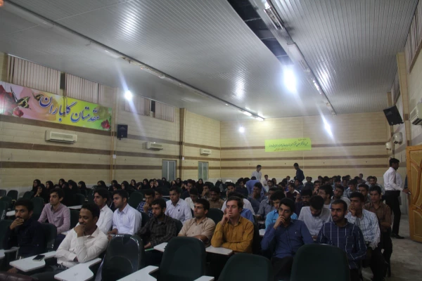 در چهارمین روز اکران فیلم های جشنواره بین المللی رشد در دانشگاه فرهنگیان هرمزگان عزیز قاسمی کارگردان سنما گفت :

هر کارگردان با ذهن خلاق خودش واقعیت را نشان می دهد و هیچ وقت نمی توان در مستند سازی عین واقعیت را نشان داد .
 5