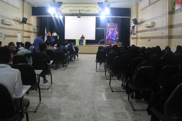 در چهارمین روز اکران فیلم های جشنواره بین المللی رشد در دانشگاه فرهنگیان هرمزگان عزیز قاسمی کارگردان سنما گفت :

هر کارگردان با ذهن خلاق خودش واقعیت را نشان می دهد و هیچ وقت نمی توان در مستند سازی عین واقعیت را نشان داد .
 6