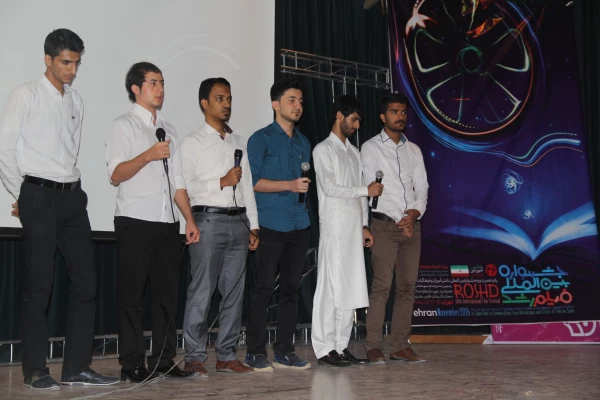 آموزش ونقد فیلم در مراسم اختتامیه جشن دانشجویی

 چهل وششمین جشنواره بین المللی فیلم رشد دانشگاه فرهنگیان هرمزگان
 6