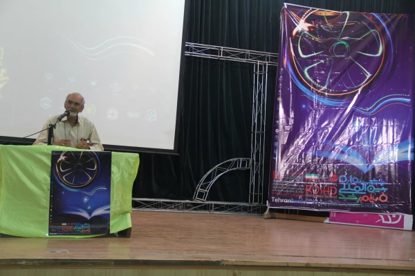 آموزش ونقد فیلم در مراسم اختتامیه جشن دانشجویی

 چهل وششمین جشنواره بین المللی فیلم رشد دانشگاه فرهنگیان هرمزگان
 7