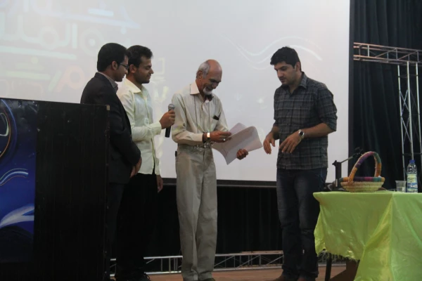 آموزش ونقد فیلم در مراسم اختتامیه جشن دانشجویی

 چهل وششمین جشنواره بین المللی فیلم رشد دانشگاه فرهنگیان هرمزگان
 10